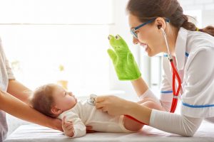 Arzt untersucht Baby