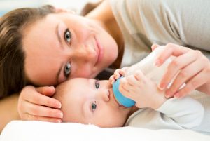 Mutter füttert Baby mit Flasche